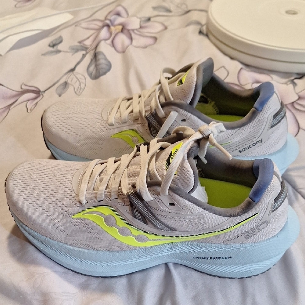 Saucony Cream and Blue Athletic Shoes with Modern Design